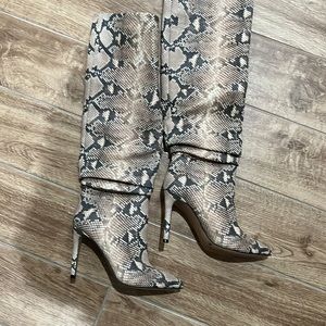 Beautiful Vince Camuto all leather boots.